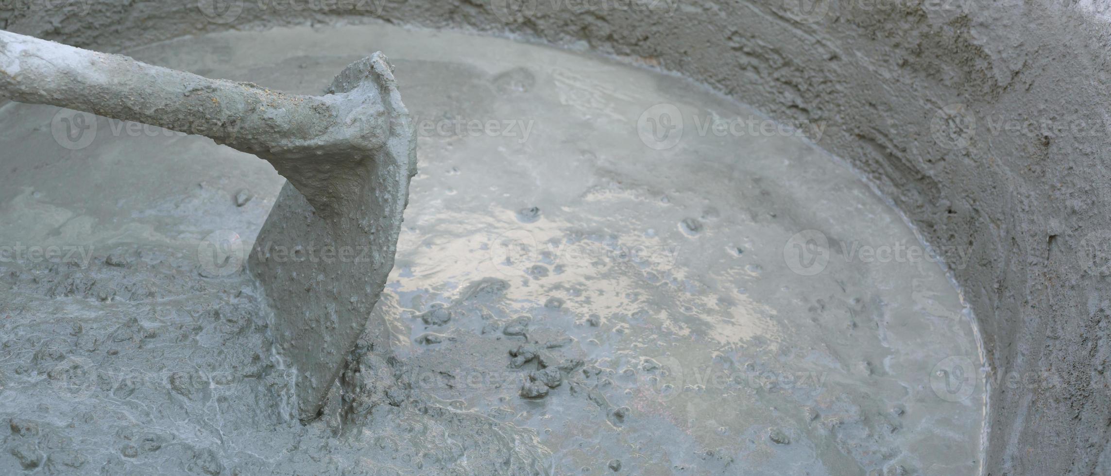 raíz Destino Deliberadamente mezcla de hormigón es la introducción de cemento, piedra, arena y agua,  11898320 Foto de stock en Vecteezy