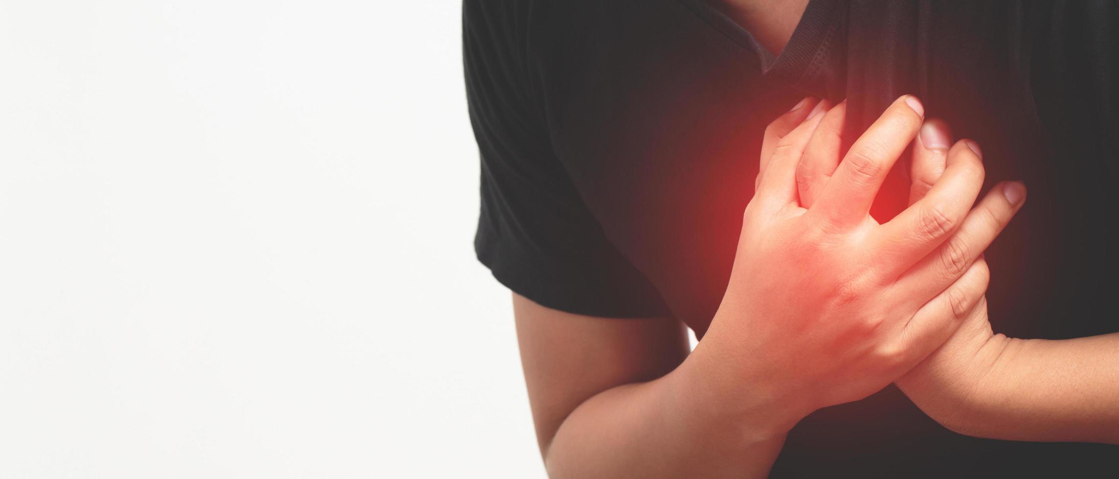 hombre con dolor de pecho - ataque al corazón al aire libre. o el ejercicio pesado hace que el cuerpo sufra enfermedades del corazón foto