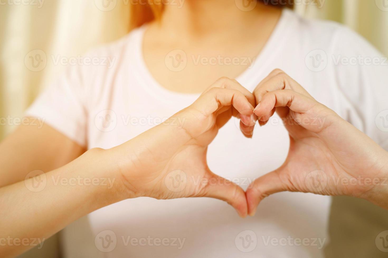 El corazón es un órgano muscular que bombea sangre a través de los vasos sanguíneos a diferentes partes del cuerpo. foto