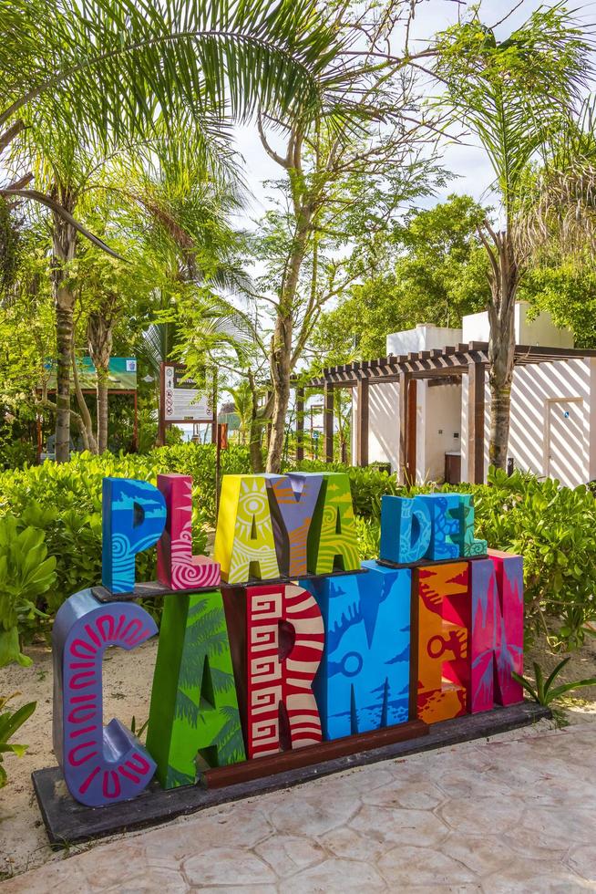 playa del carmen quintana roo mexico 2021 colorido playa del carmen rotulación símbolo en la playa mexico. foto