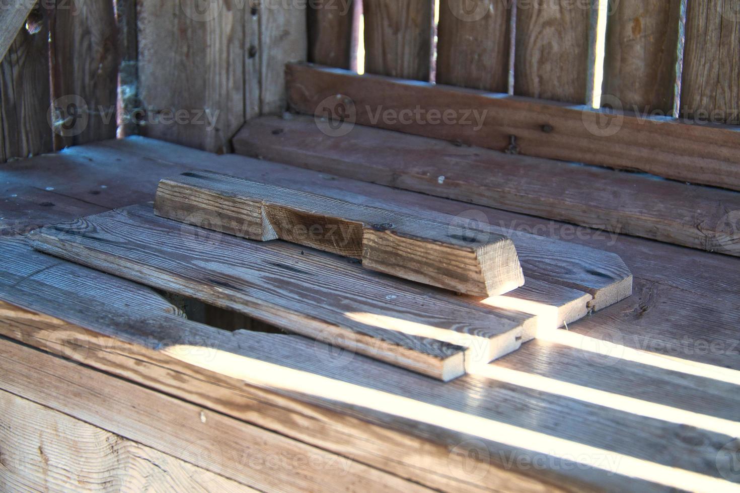 letrina en suecia, smalland. Inodoro de madera t racional con agujero. tradicional foto