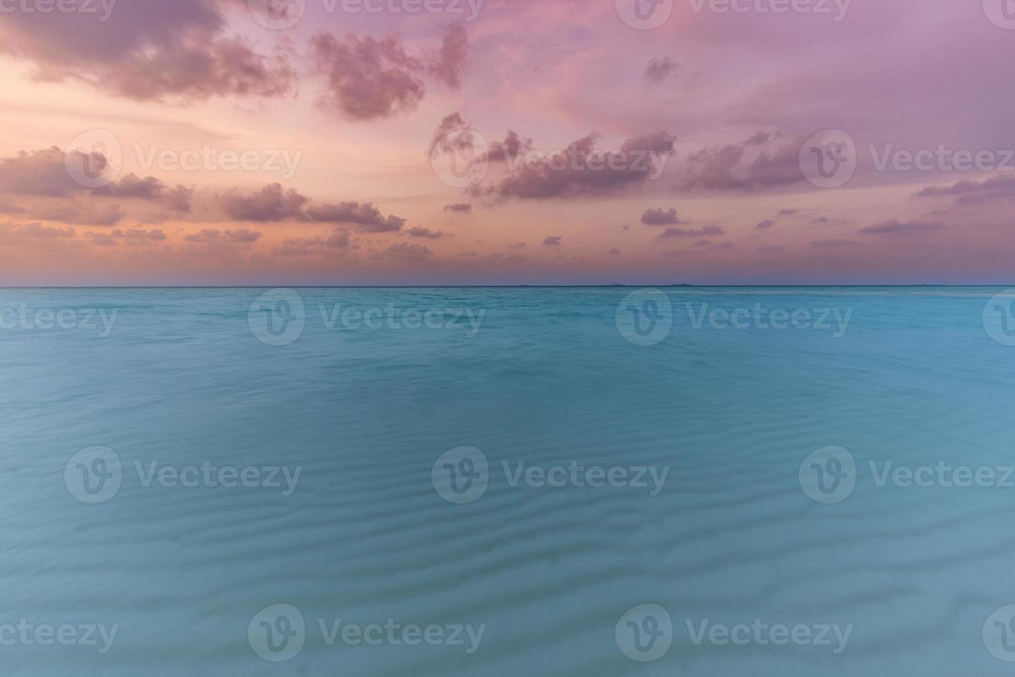 sueño puesta de sol tranquila orilla del mar. playa de paisaje de playa tropical, horizonte oceánico exótico, relajación inspiradora, naturaleza motivacional escénica con cielo colorido, arena de primer plano. verano tranquilo al aire libre escénico foto