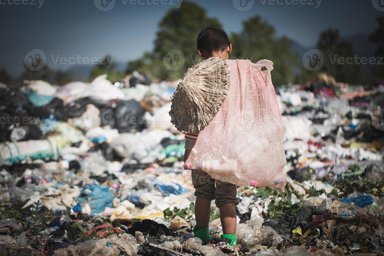 los niños pobres recogen basura para la venta debido a la pobreza, el reciclaje de basura, el trabajo infantil, el concepto de pobreza, el día mundial del medio ambiente, foto