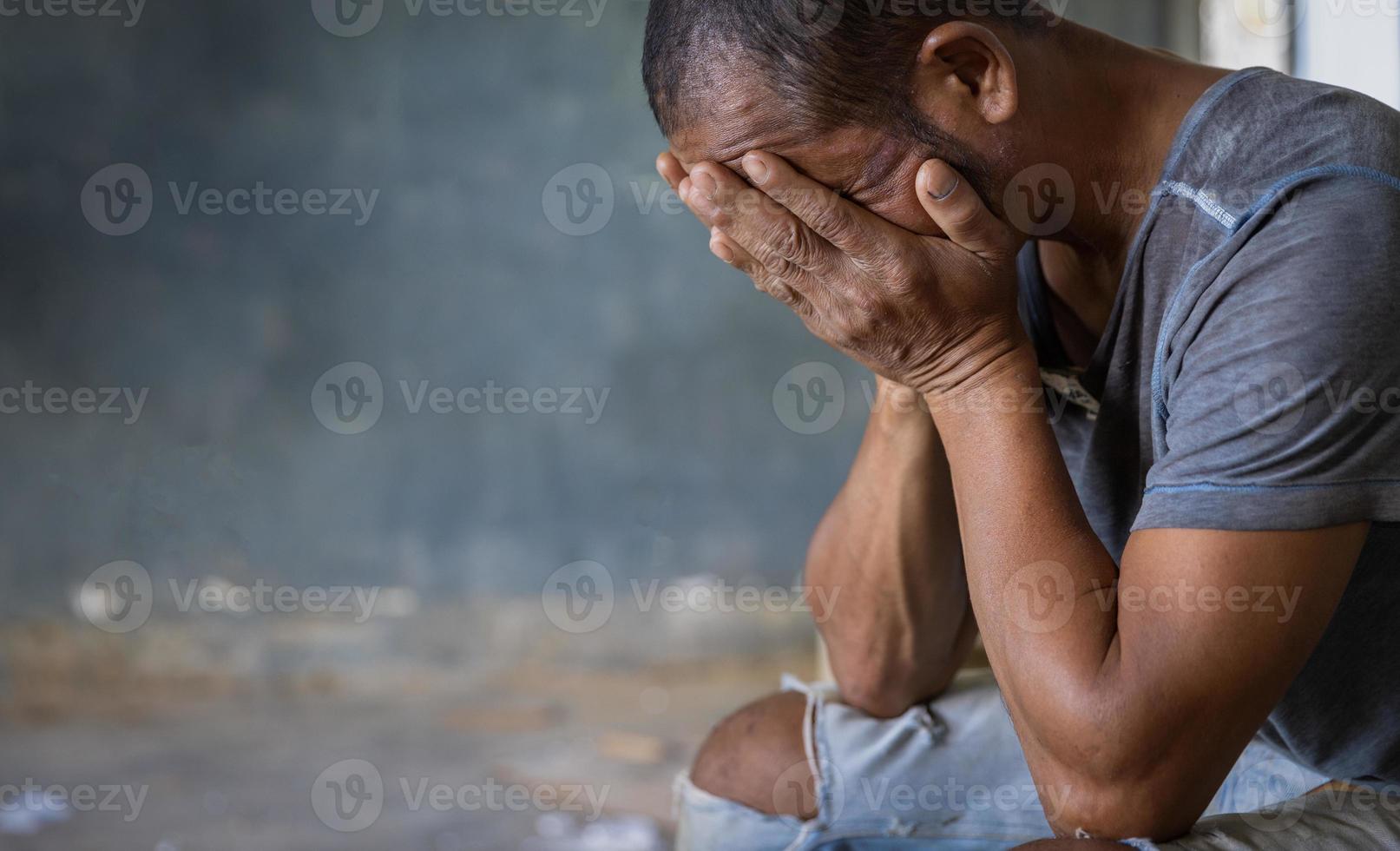 hombre estresado y deprimido de trabajar bajo presión y esperanza, expresión triste, emoción triste, desesperación, tristeza. foto