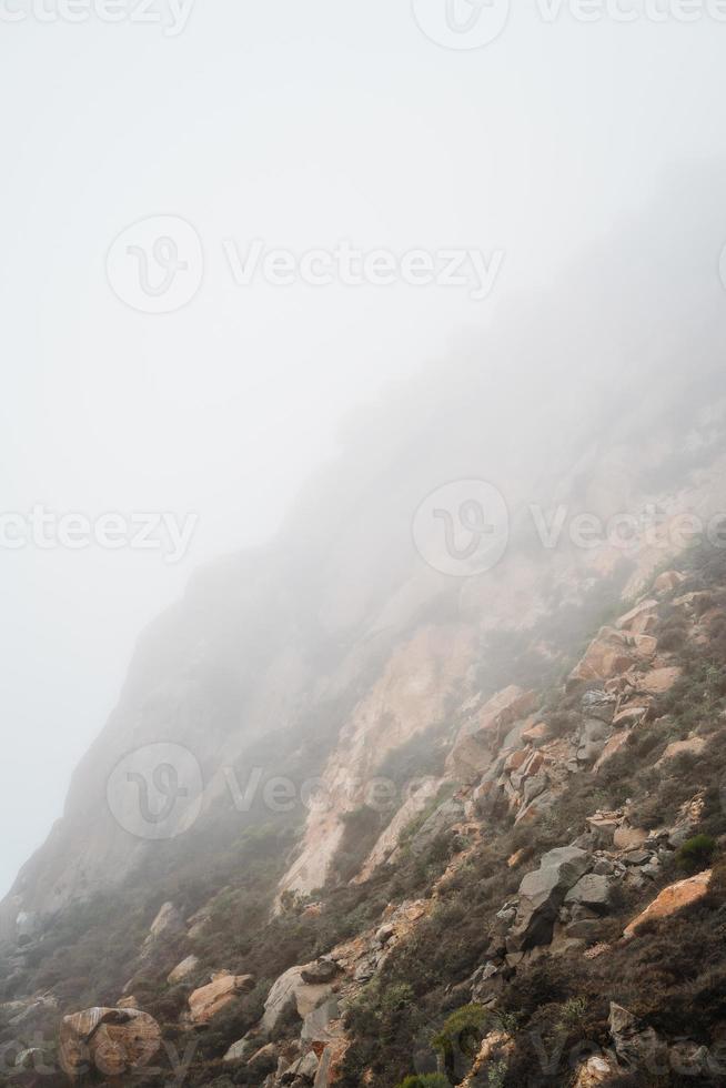 niebla matutina en morro rock california foto