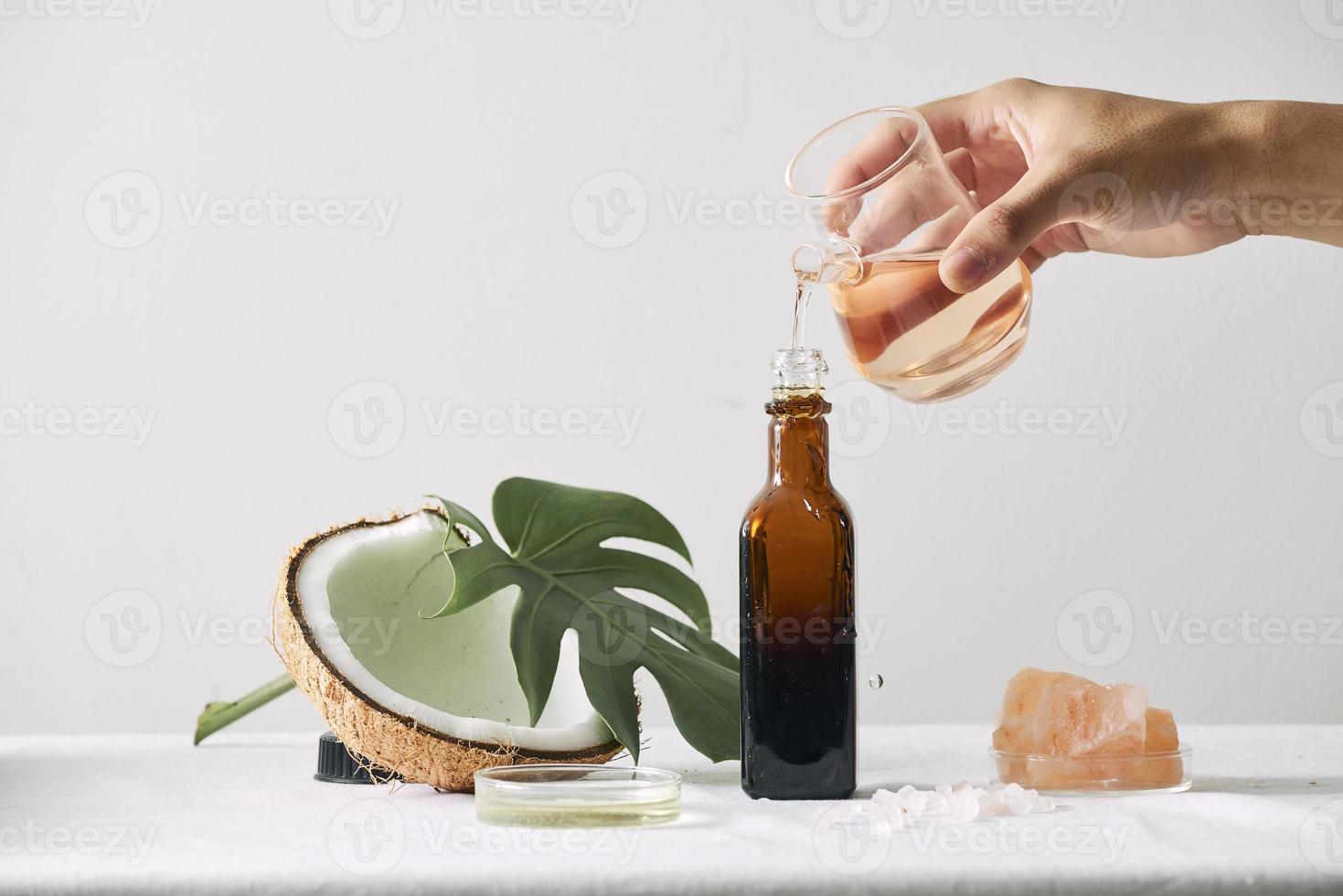 Cuidado de la piel de naturaleza cosmética y aromaterapia de aceites esenciales. Producto de belleza de ciencias naturales orgánicas. Medicina alternativa a base de hierbas. Bosquejo. foto