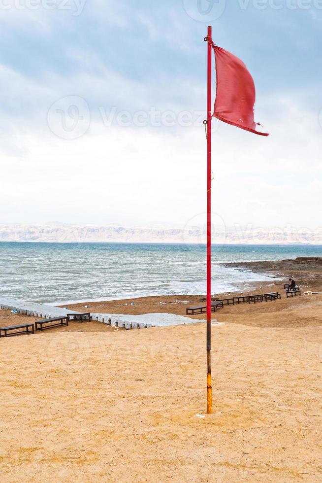 playa de arena de la costa del mar muerto foto