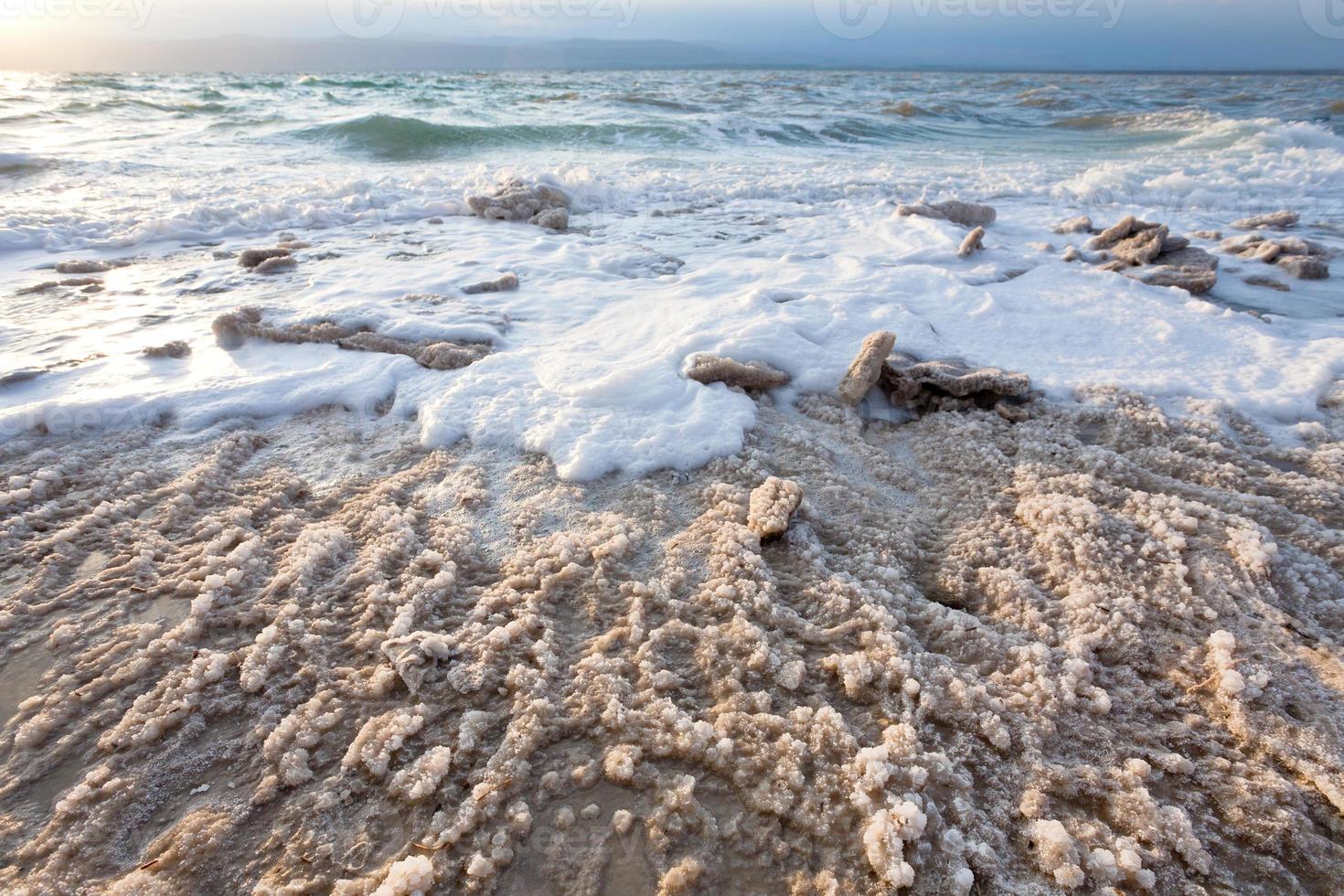 sal cristalina en la playa del mar muerto foto