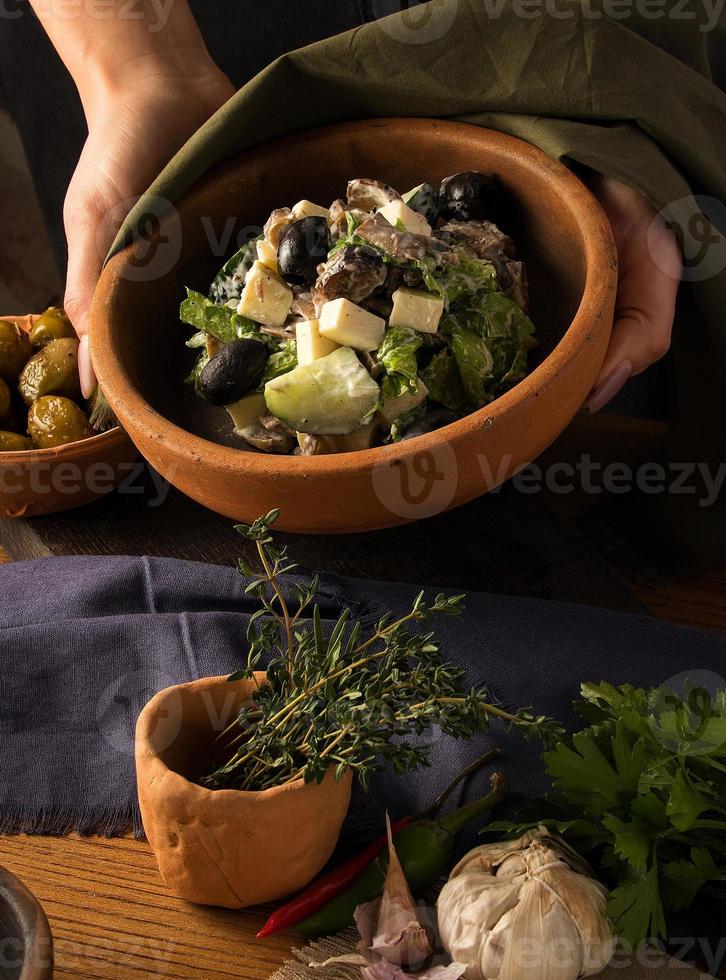 una toma vertical de una lujosa mesa de restaurante con platos gourmet georgianos foto