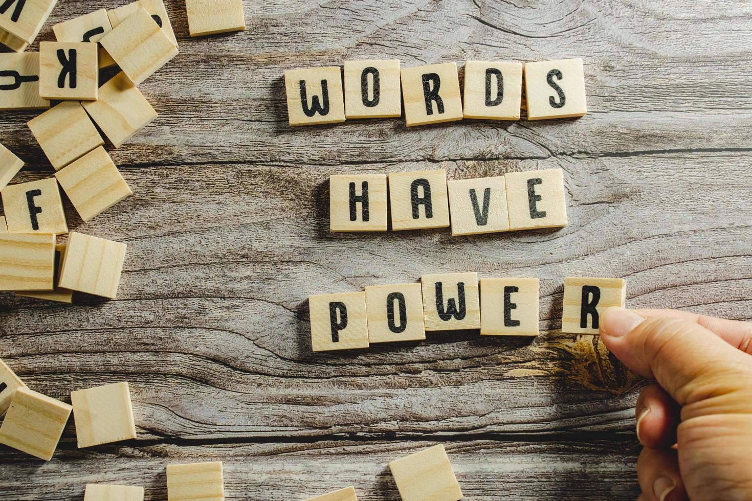 las palabras tienen cubo de palabras de poder sobre fondo de madera, concepto de aprendizaje del idioma inglés foto