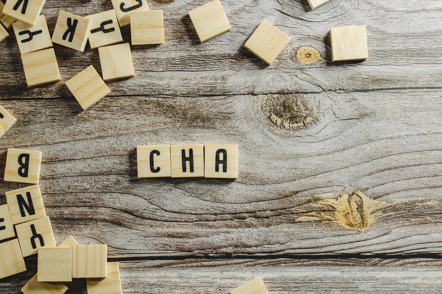 cambiar el cubo de la palabra sobre fondo de madera, concepto de aprendizaje del idioma inglés foto