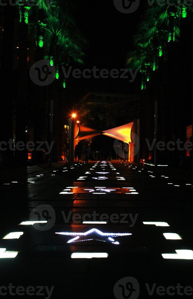 izmir love street, palmeras en la noche en izmir love street foto