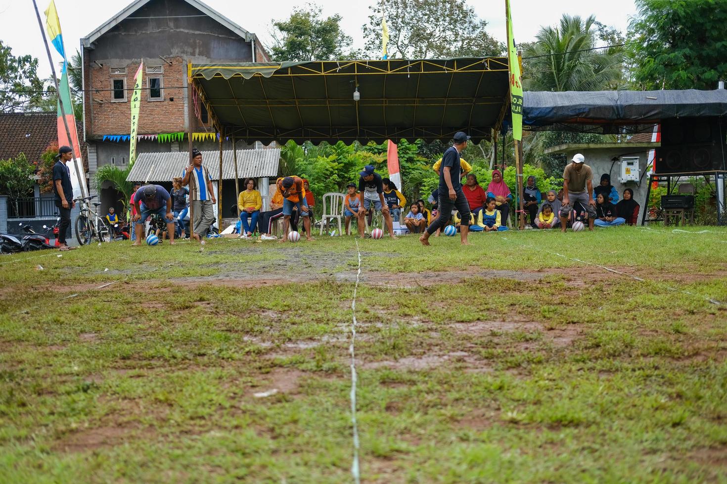blitar, indonesia - 11 de septiembre de 2022. un grupo de jóvenes indonesios se preparan para competir en un juego tradicional indonesio llamado balap karung o carrera de sacos el día de la independencia de indonesia foto
