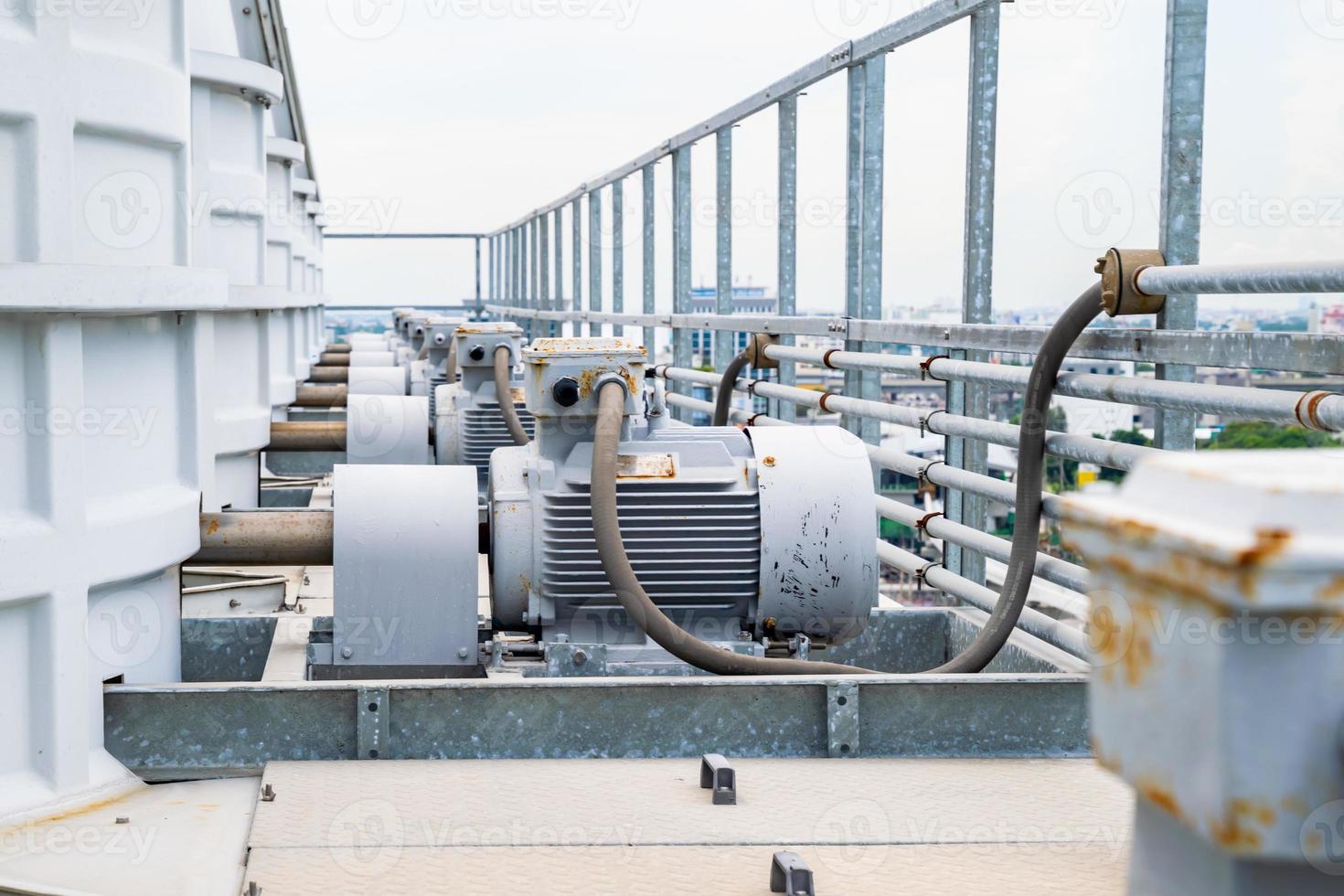 industria de motores eléctricos en el sistema de torre de refrigeración e instalación en la azotea del edificio para el sistema de refrigeración. foto