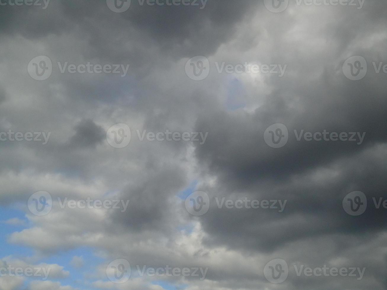 densas nubes en el cielo antes de la lluvia foto