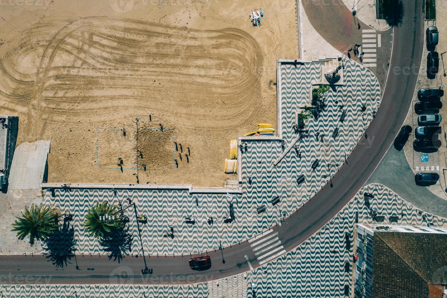 vista aérea de drones de arriba hacia abajo de la playa de ribeira en cascais, portugal foto