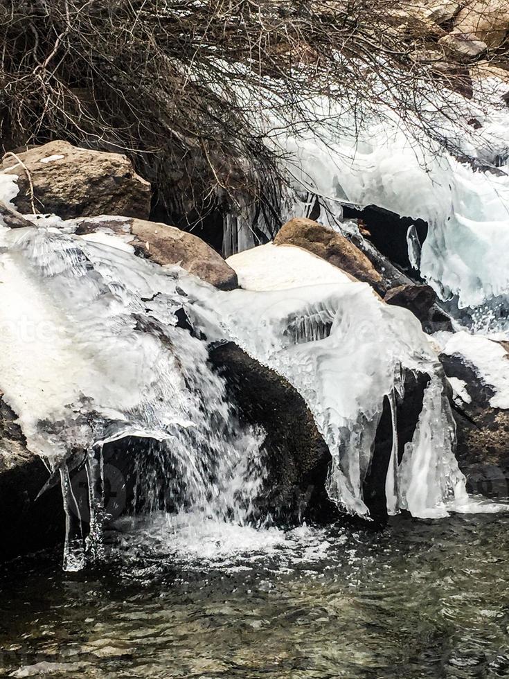 agua corriente congelada foto