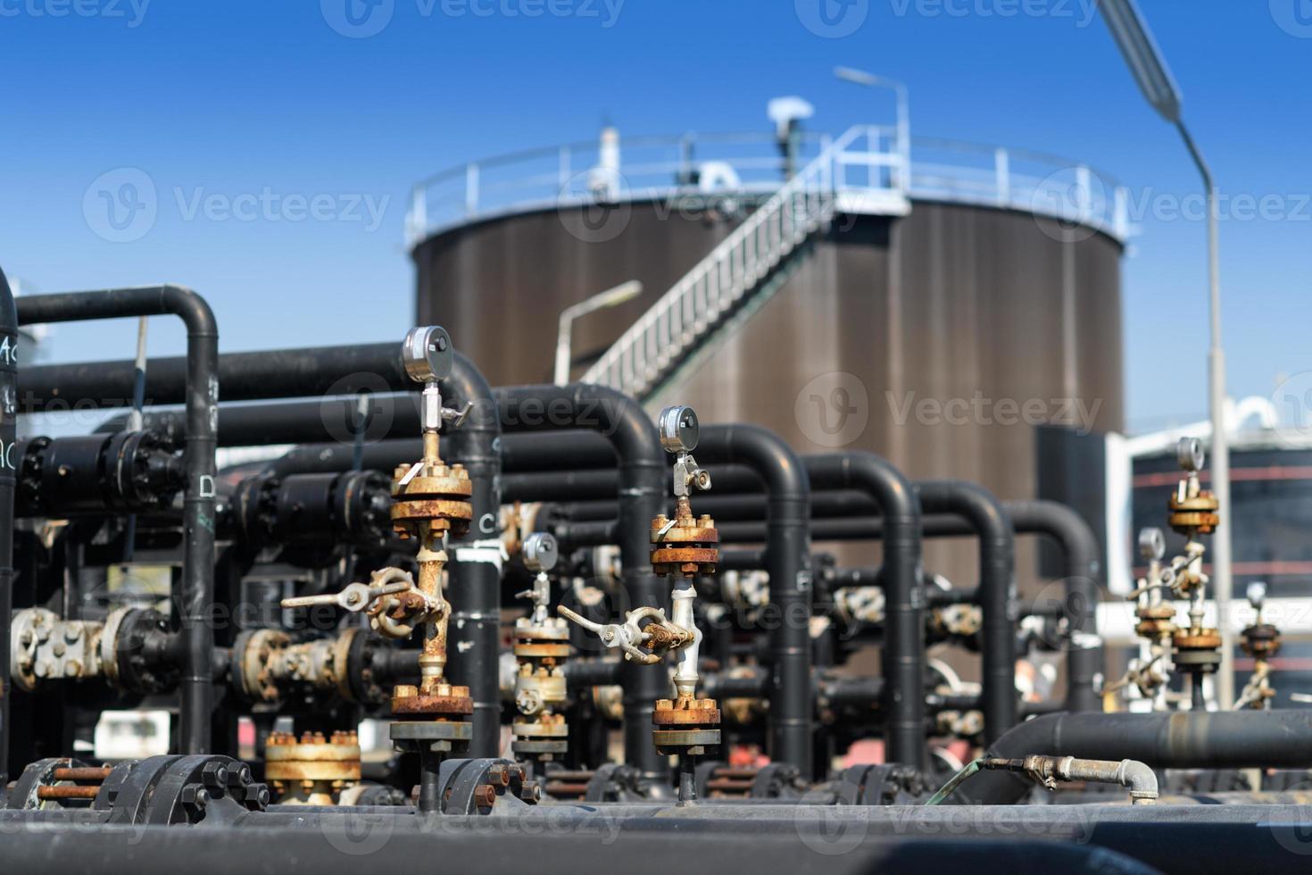 zona industrial, tuberías de acero, válvulas, tanque de aceite, cables y pasarelas foto