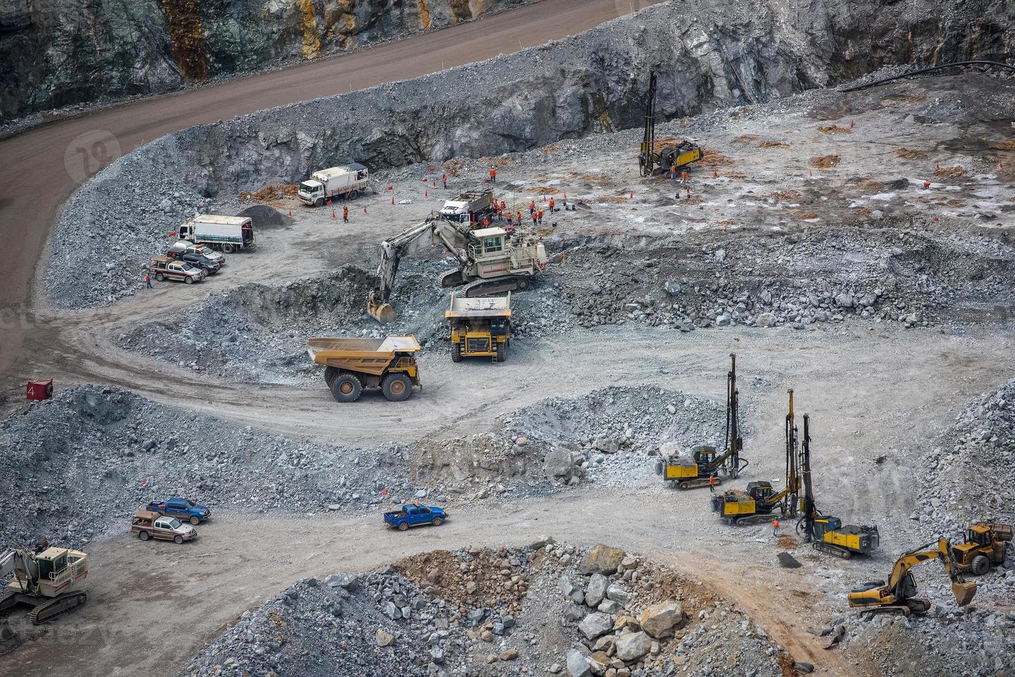 trabajo de camiones y excavadoras en un tajo abierto en minería de oro foto