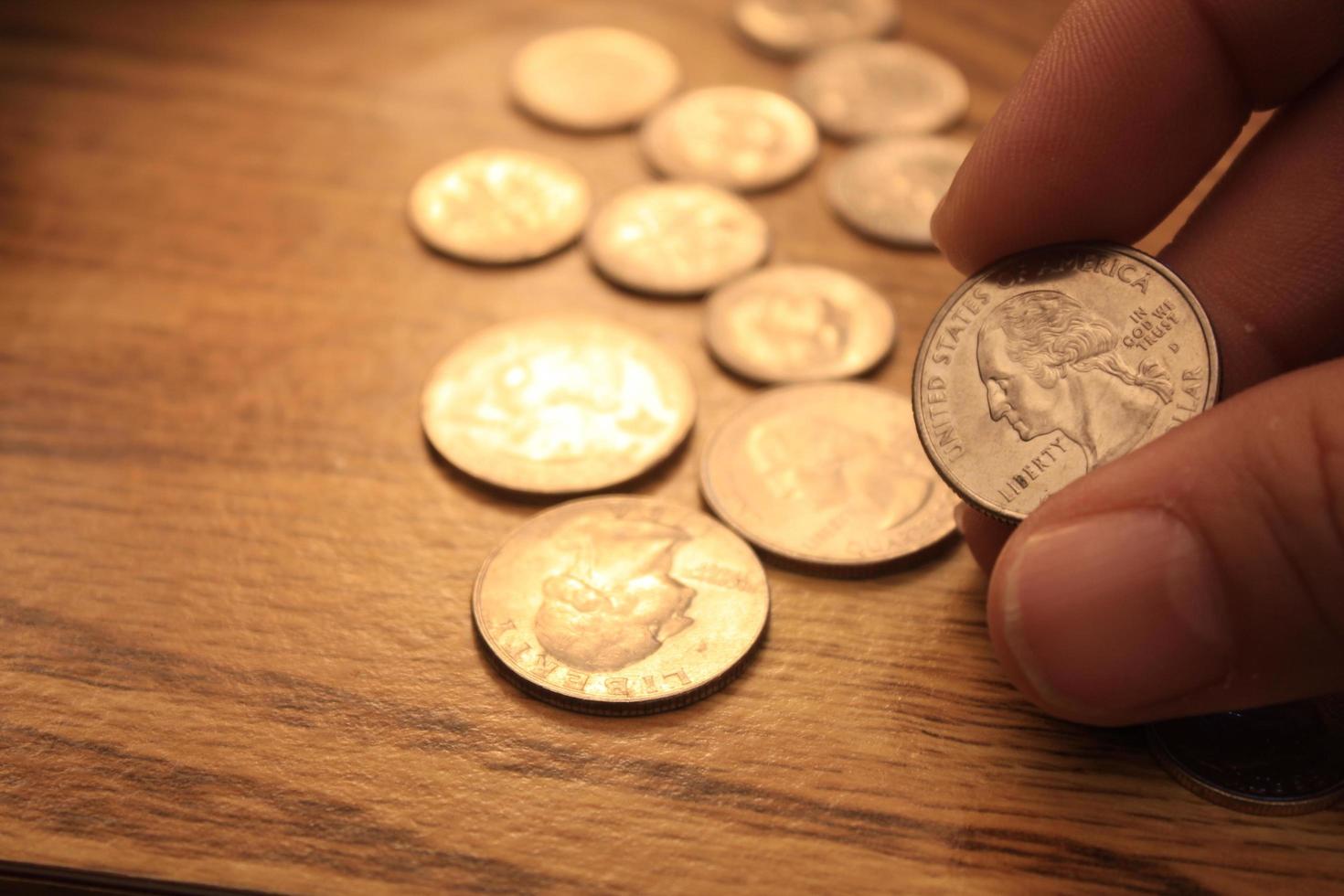 Dime coins and coin quarters are the currency of America. In the hands of men. photo