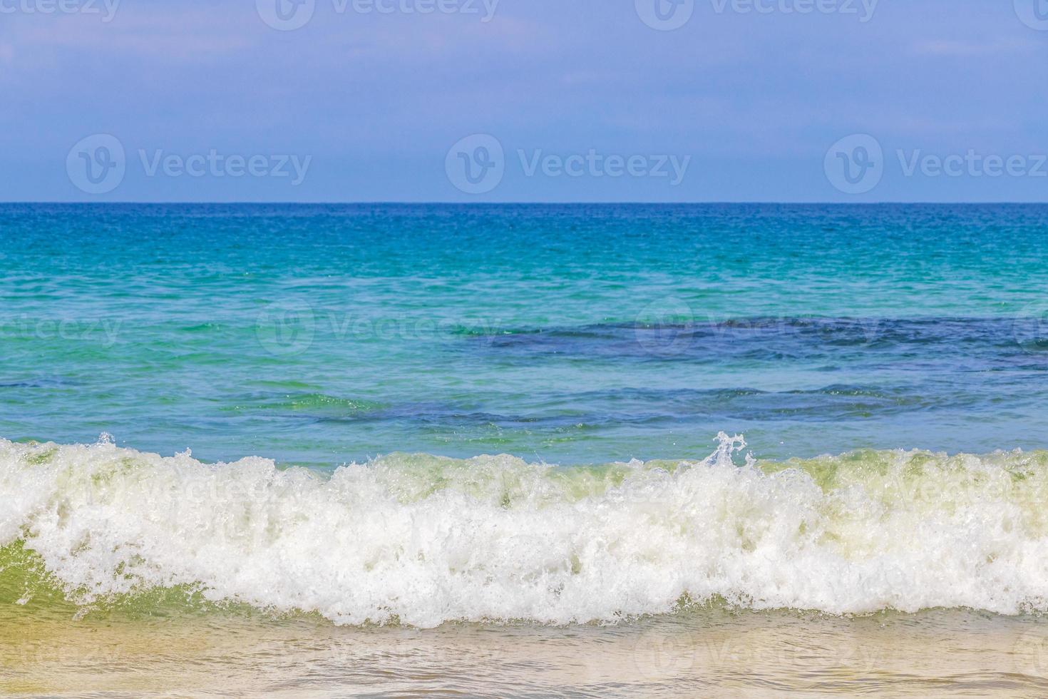 naithon beach bay turquesa agua clara y olas phuket tailandia. foto