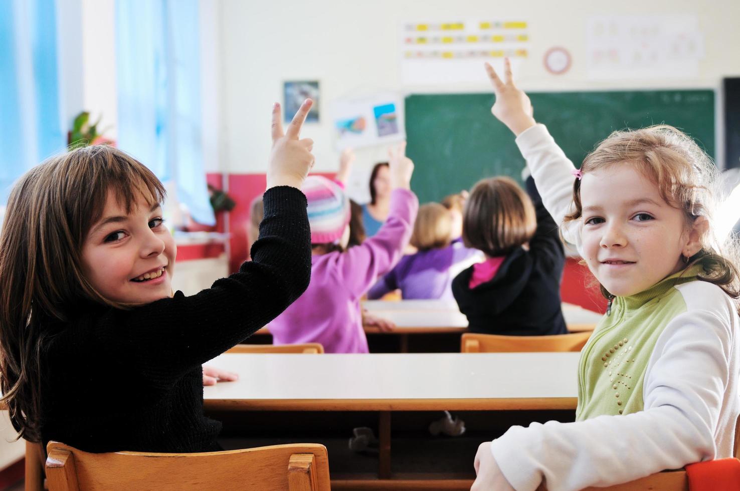 profesor feliz en el aula de la escuela foto