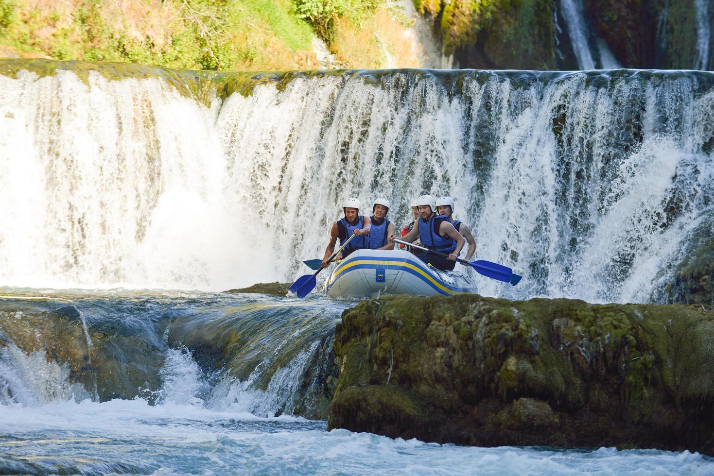 equipo profesional de rafting foto