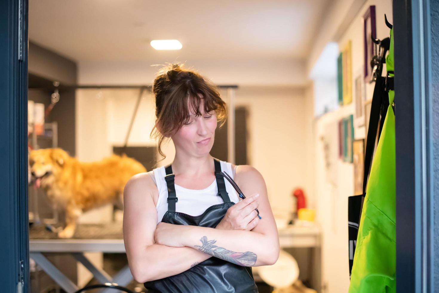 Retrato de mujer hipster profesional peluquera de mascotas foto