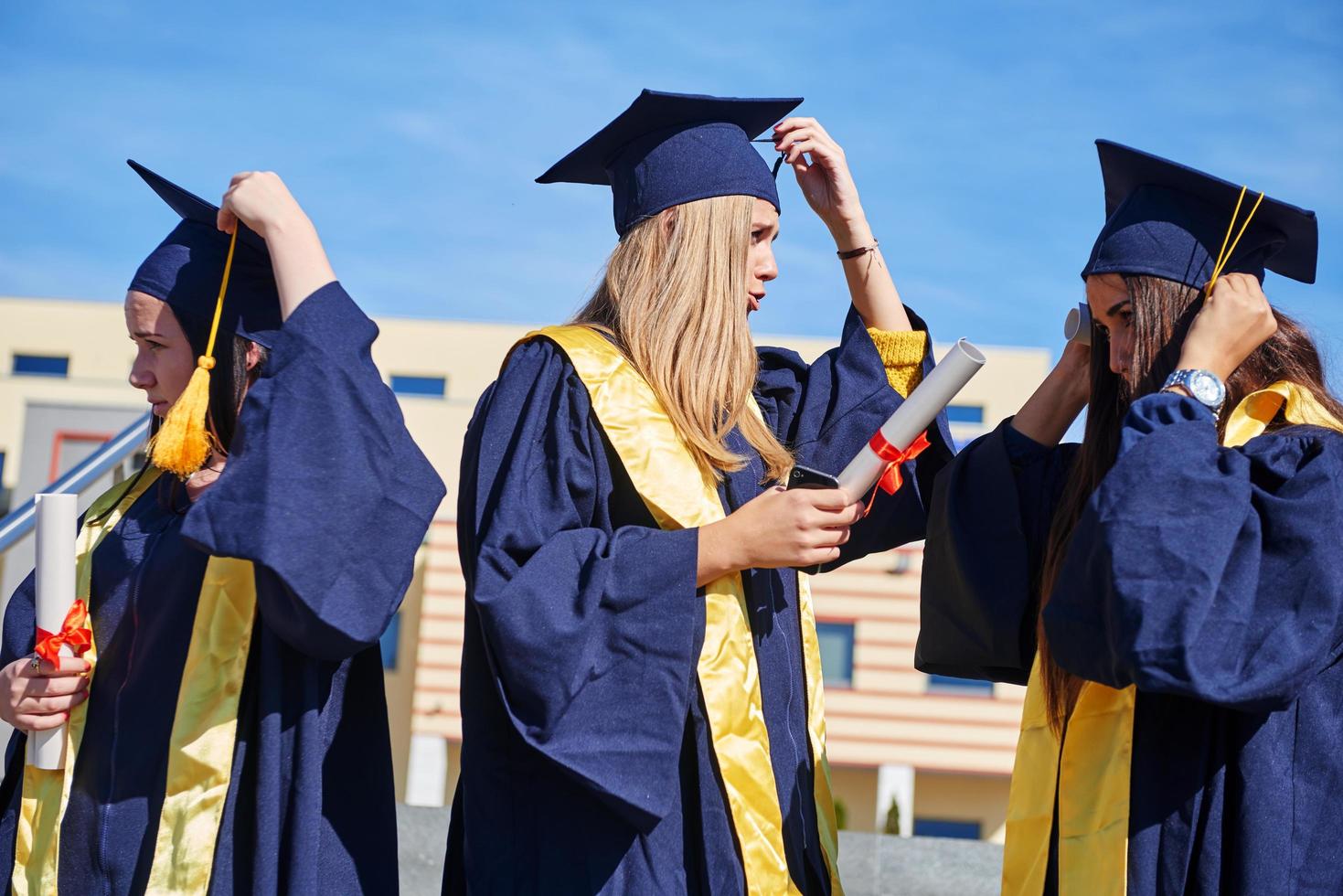 grupo de jóvenes estudiantes graduados foto