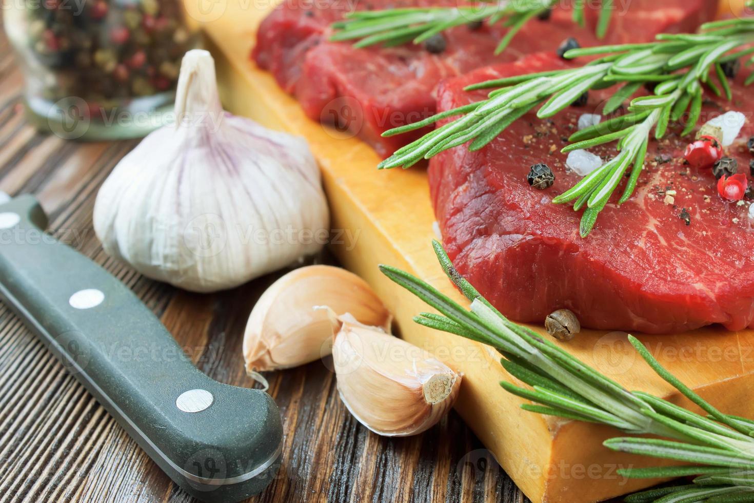 filete de ternera crudo con verduras y especias foto