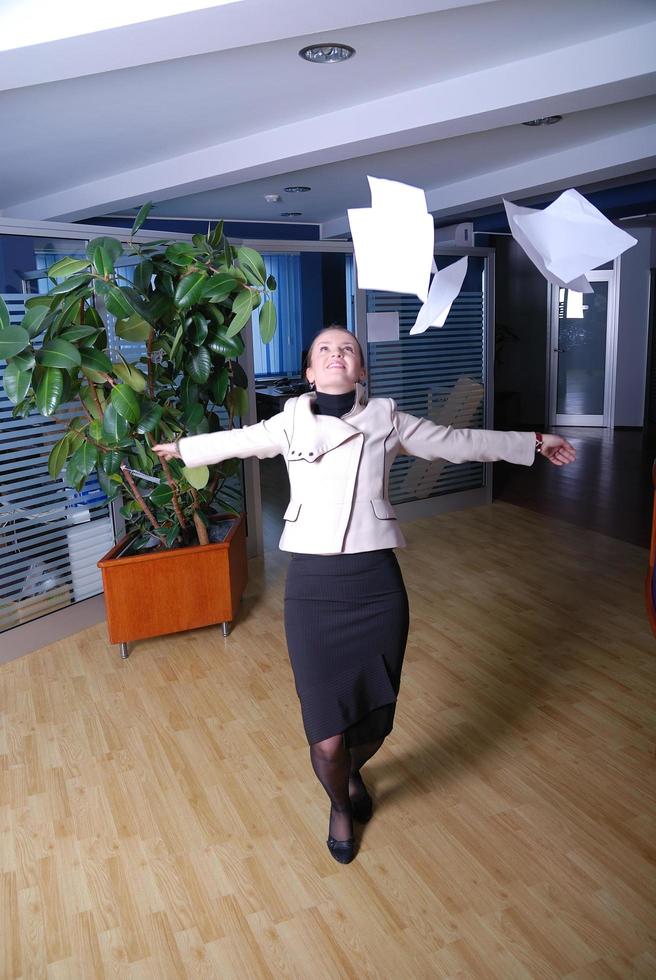 .feliz mujer de negocios lanzando documentos foto