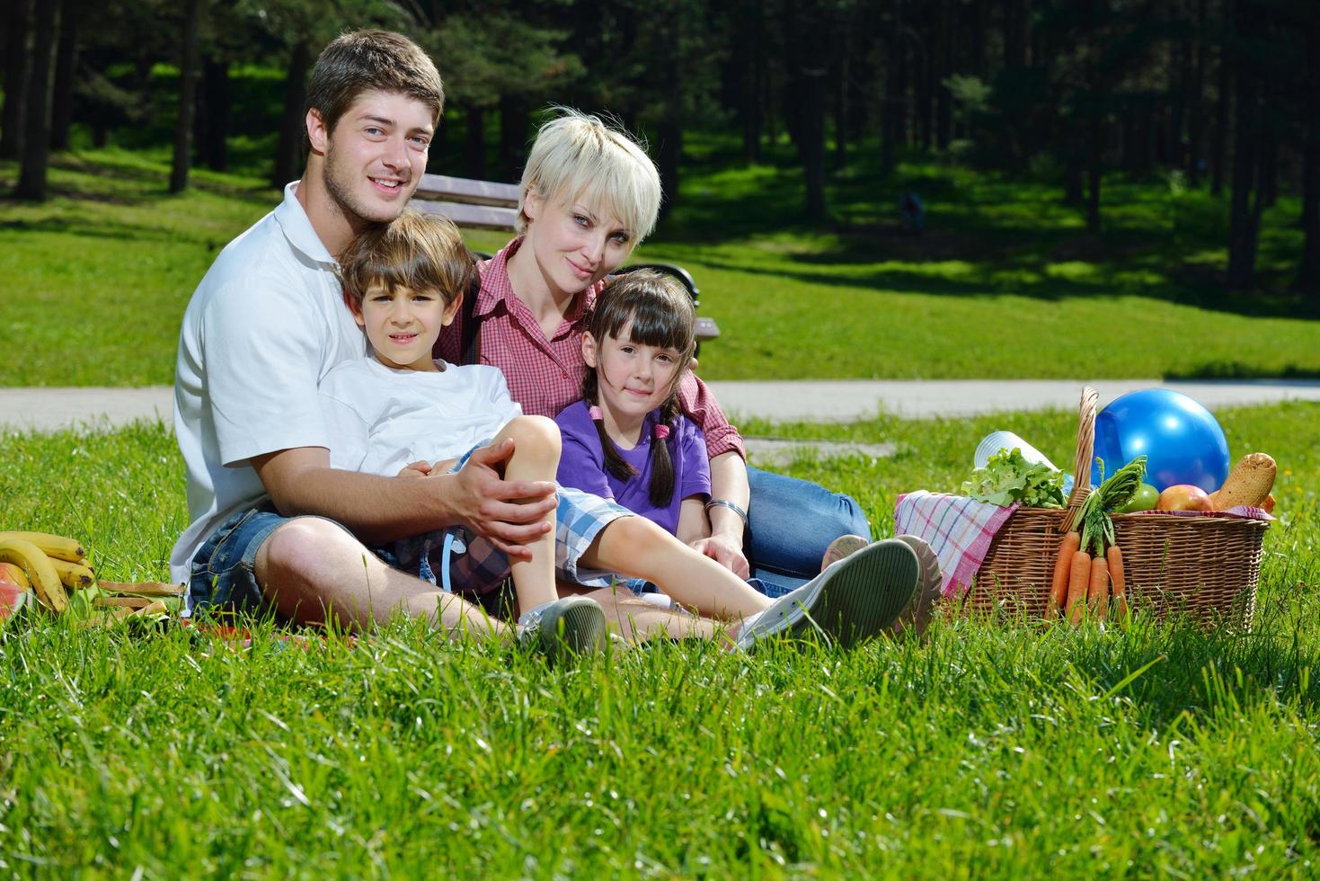 familia feliz jugando juntos en un picnic al aire libre foto