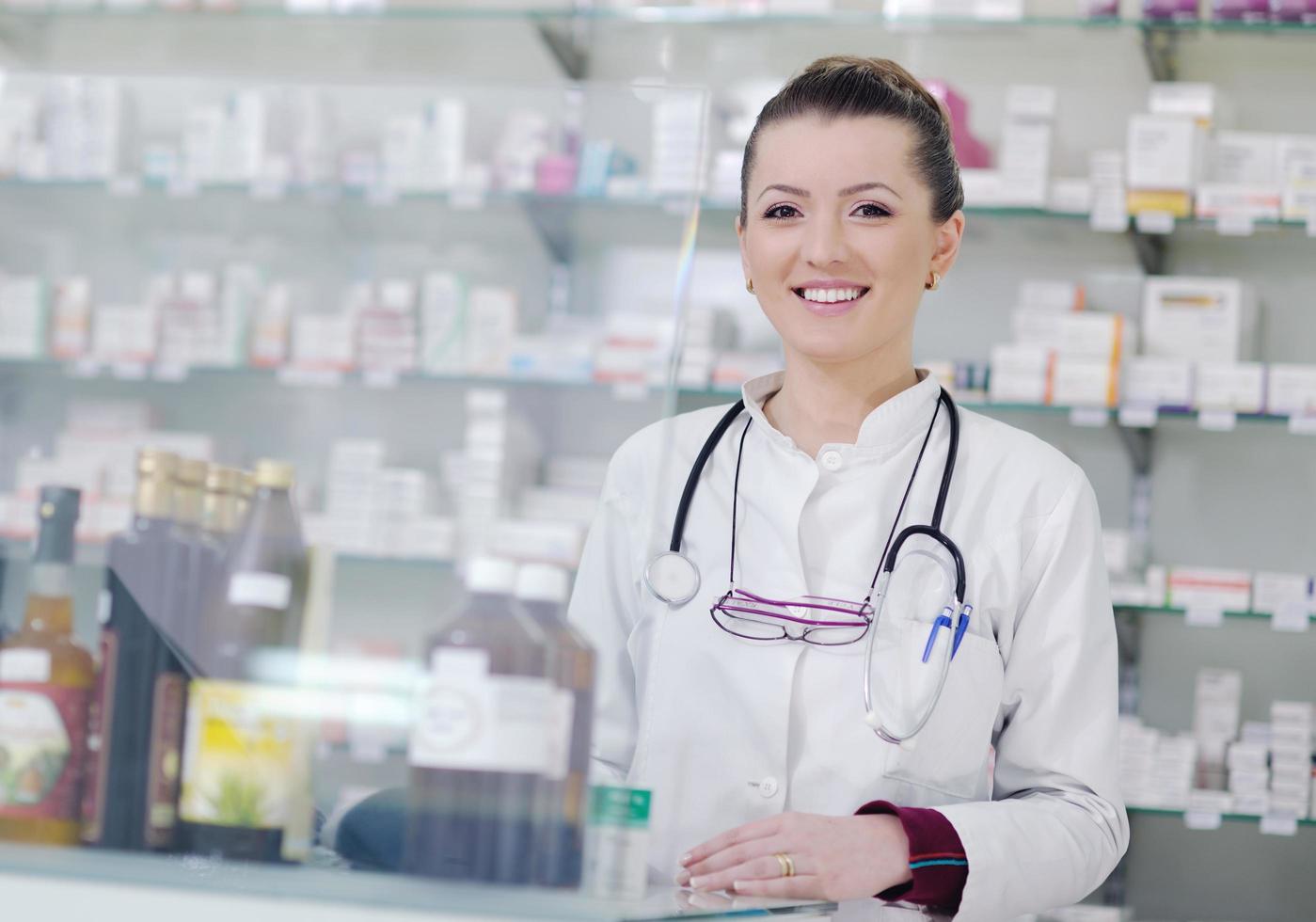 Farmacéutico químico mujer de pie en farmacia droguería foto