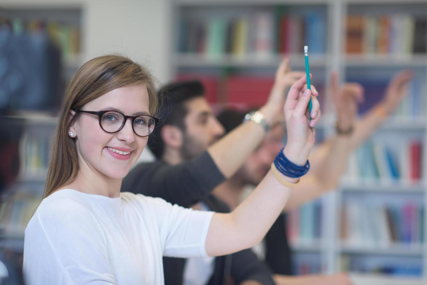 grupo de estudiantes levantan la mano foto