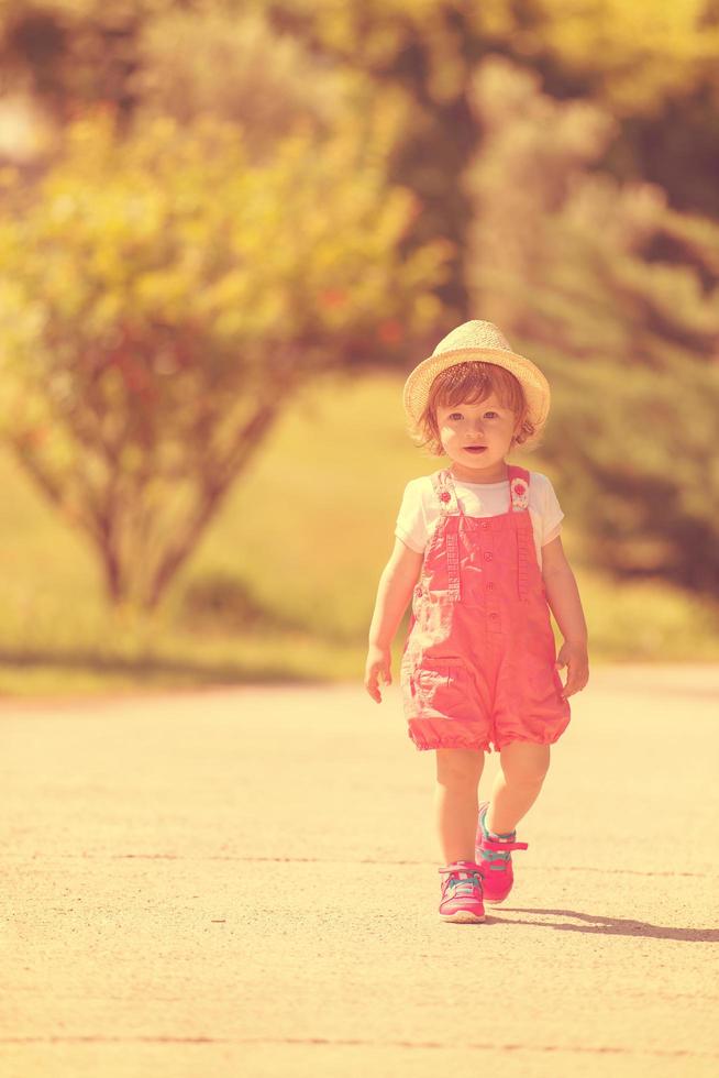 niña corriendo en el parque de verano foto