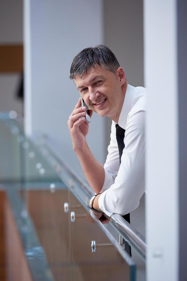 hombre de negocios usando teléfono foto