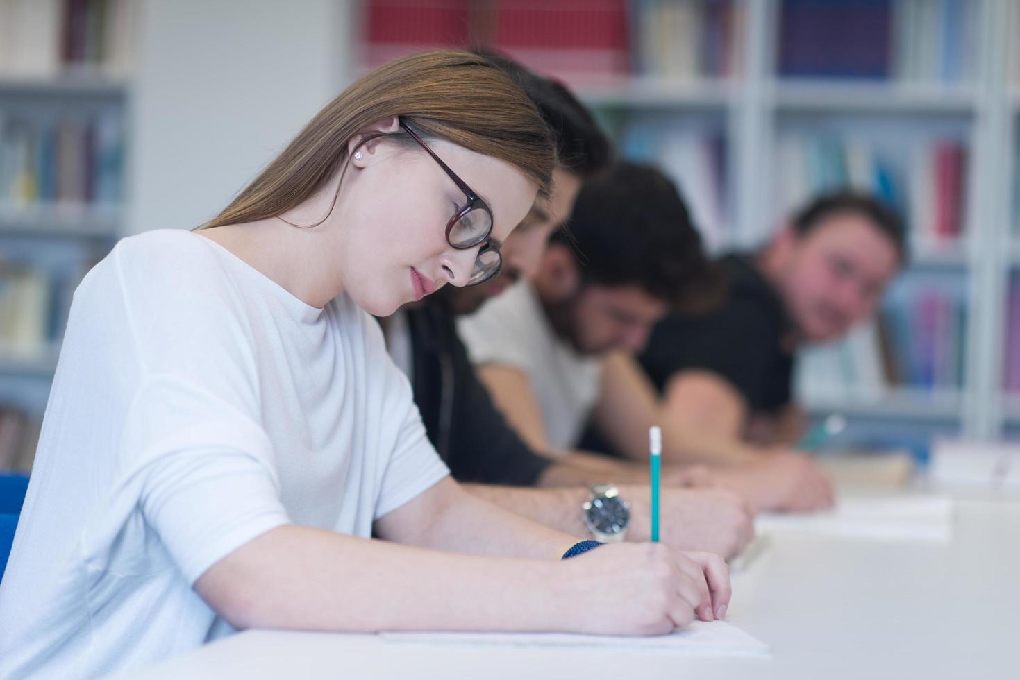 grupo de estudiantes estudian juntos en el aula foto