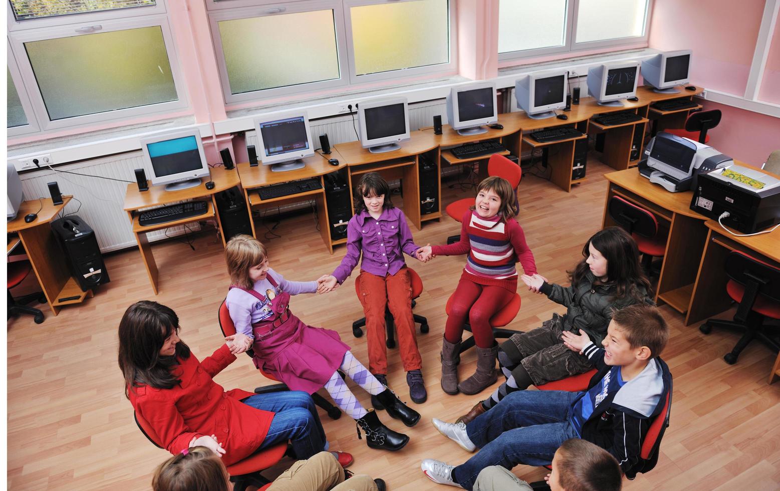 educación de ti con niños en la escuela foto