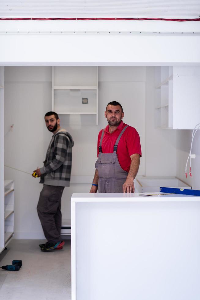 trabajadores instalando una nueva cocina foto