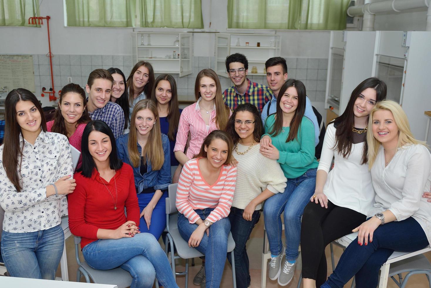 grupo de adolescentes felices en la escuela foto