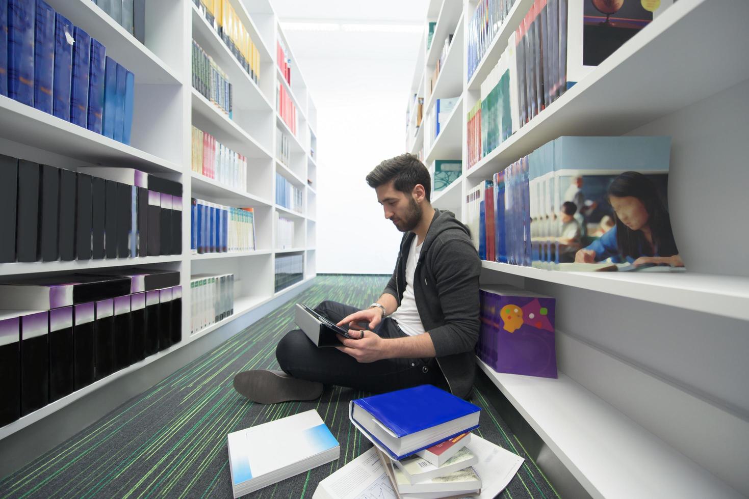 estudio de los estudiantes en la biblioteca de la escuela foto