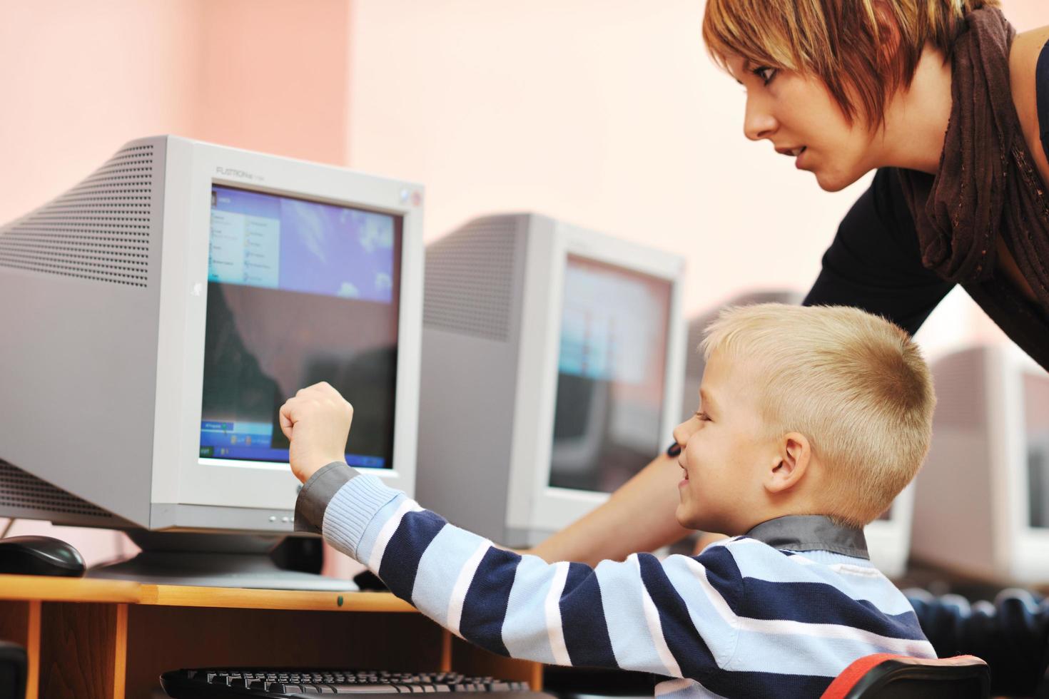 educación de ti con niños en la escuela foto