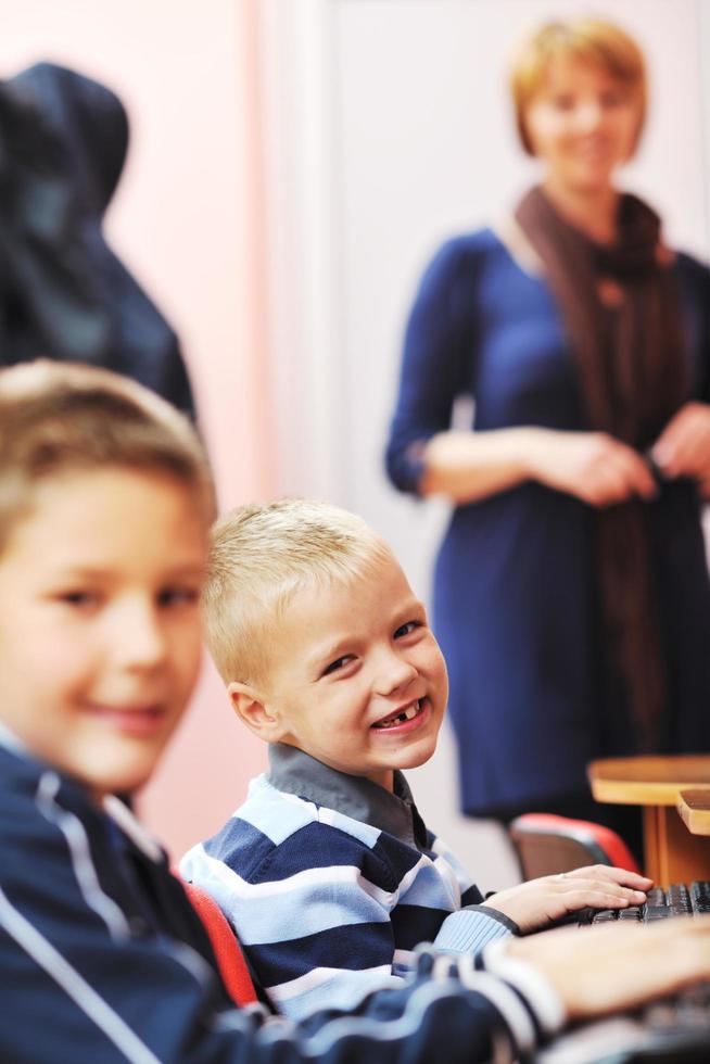 educación de ti con niños en la escuela foto