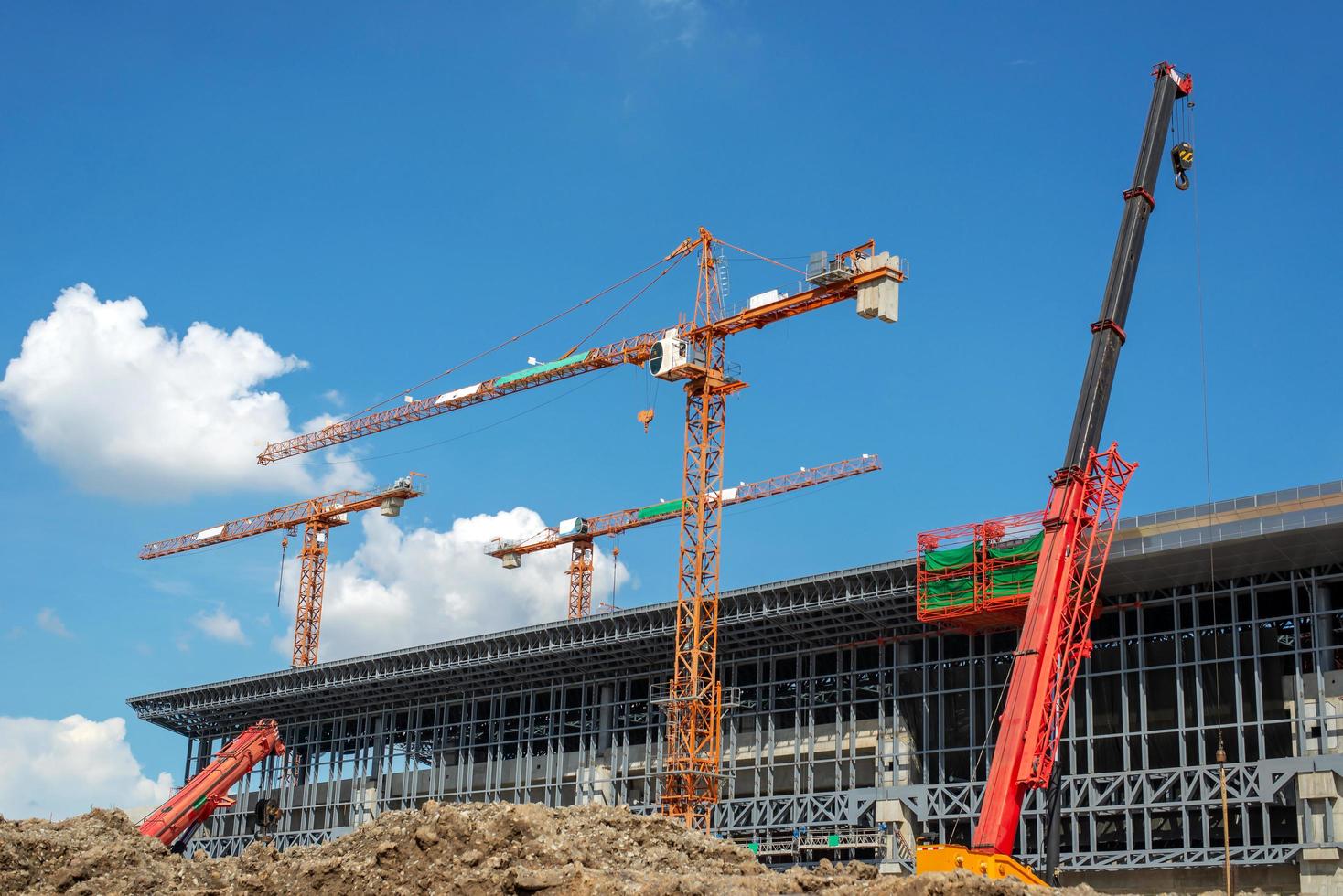 trabajos de construcción de grúas y edificios y cielo azul foto