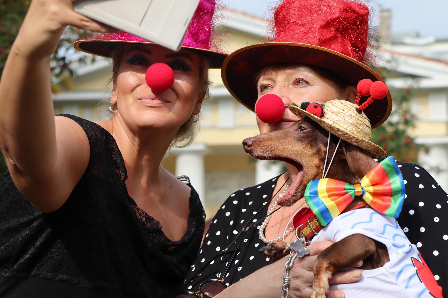 san petersburgo, rusia, 2021 - 9º desfile anual de perros salchicha en san petersburgo, rusia. el tema de este año es el circo. foto