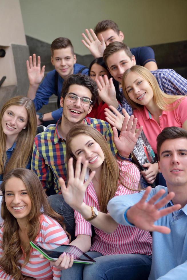 grupo de adolescentes felices en la escuela foto