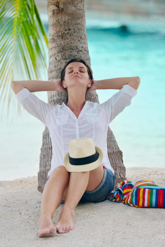 mujer feliz disfruta de las vacaciones de verano foto