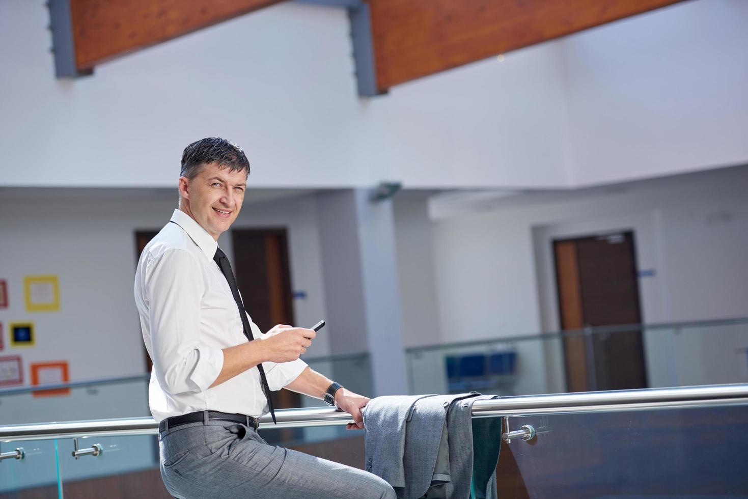 hombre de negocios usando teléfono foto