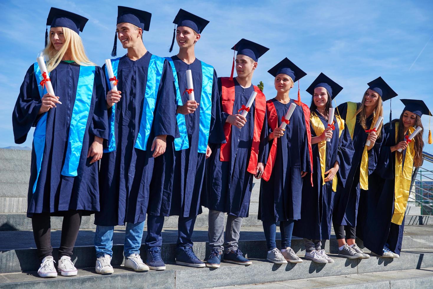 grupo de jóvenes estudiantes graduados foto