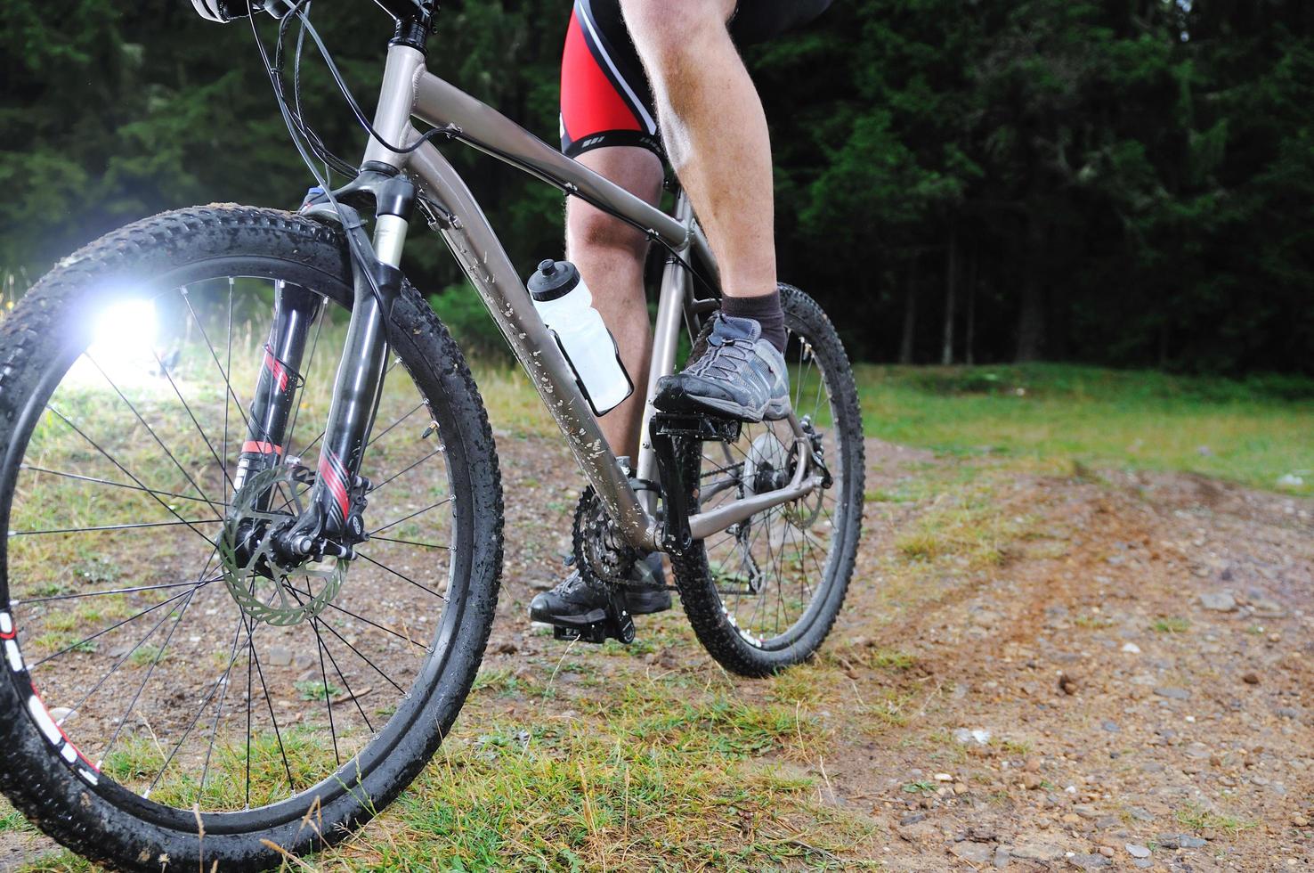 paseo en bicicleta de montaña al aire libre foto